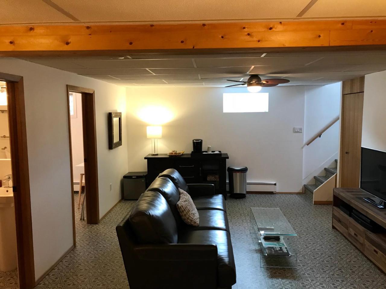 Our Cabin Bed & Breakfast Yellowknife Exteriör bild