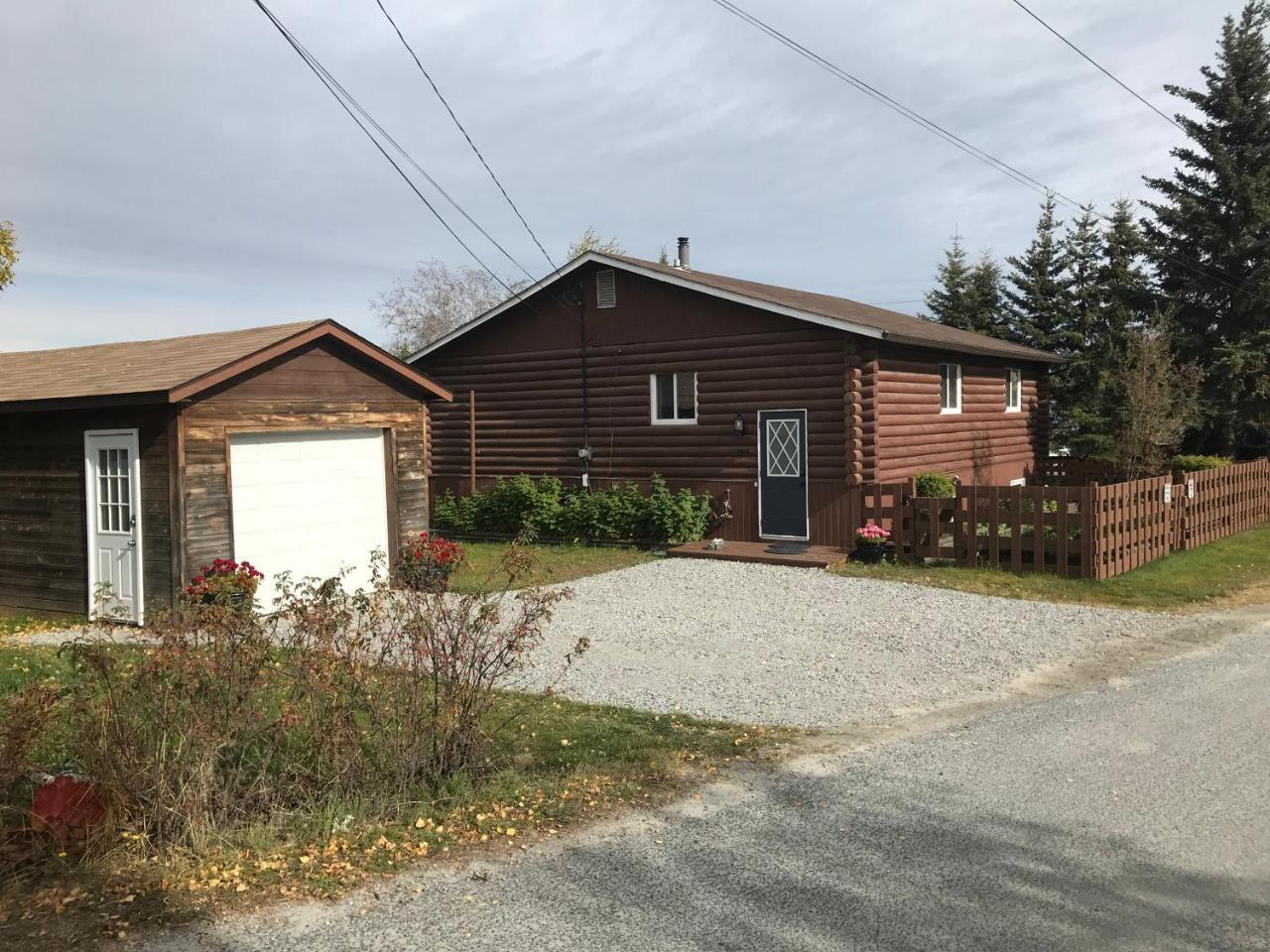 Our Cabin Bed & Breakfast Yellowknife Exteriör bild